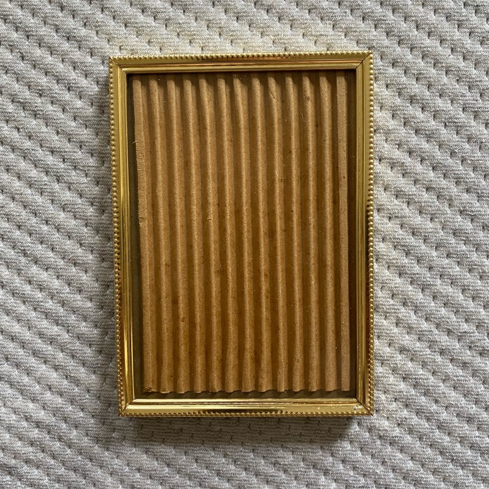 VINTAGE SMALL METAL PHOTO FRAME PICTURE FRAME GOLD